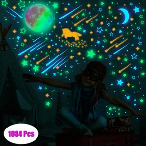 Détail d'autocollants muraux lumineux montrant des étoiles et une lune dans la pièce.