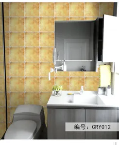 Dettaglio adesivo per piastrelle a mosaico retrò giallo per la ristrutturazione del bagno.