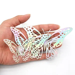 Vue détaillée des autocollants muraux papillon iridescents creux avec effet laser.