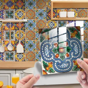 Détail gros plan d'adhésif carrelage rétro avec film cristal, autocollant mural cuisine.