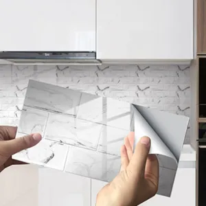 Autocollant de carrelage en marbre imperméable pour rénovation de mur de cuisine.