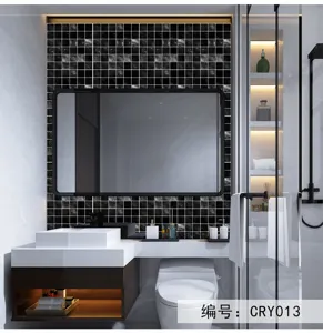 Dettaglio dell'adesivo per piastrelle a mosaico nero nella scena della parete del bagno.