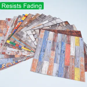 Dettaglio di adesivo per piastrelle con diverse texture in legno e pietra per interni.