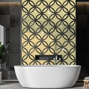 Detailopname van 3D geometrische acryl spiegel muursticker met strakke gouden afwerking.
