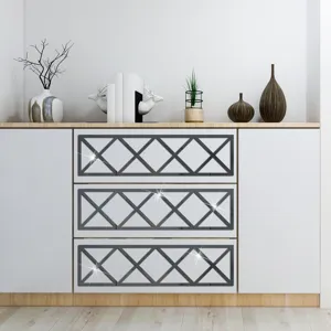 Vue détaillée d'un autocollant mural miroir acrylique avec motif en losanges géométriques.