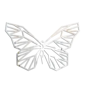 Nahaufnahme des geometrischen Schmetterling Acryl Spiegel Wandaufklebers mit glänzender Fläche.