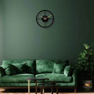 Vue detaillee en scene d'une horloge murale moderne en acrylique noir sur un mur vert fonce.