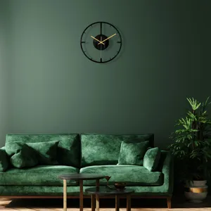 Horloge murale ronde en acrylique noir au design minimaliste moderne avec des aiguilles dorées.