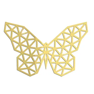 Nahaufnahme Detailansicht des goldenen geometrischen Schmetterling Acryl Spiegel Aufklebers.