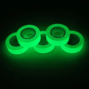 Vista detallada de cinta luminiscente con efecto de luz verde brillante para seguridad.