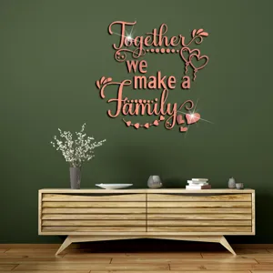 Detalle de pegatina de pared de espejo acrílico con frase en inglés y corazones.