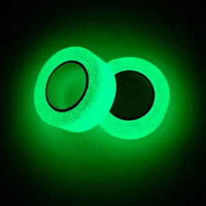 Vista detallada de cinta luminosa fluorescente que brilla en verde en la oscuridad.