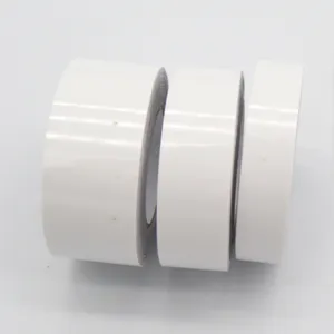 Primer plano detallado de tres rollos de cinta adhesiva luminosa blanca de diferentes.