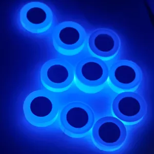 Cinta adhesiva luminosa en la oscuridad anillos detalle, muestra efecto luminoso azul.