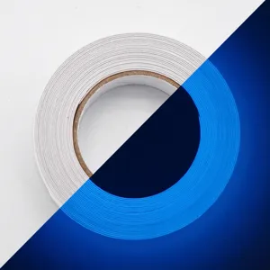 Cinta luminiscente vista de detalle, tira adhesiva fluorescente para seguridad y escenarios.