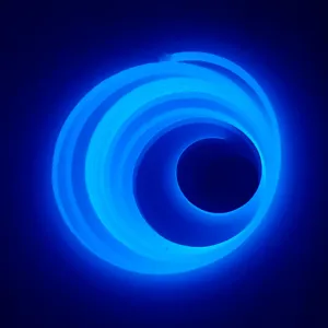 Vista detallada de la cinta luminosa azul en la oscuridad con efecto de espiral.