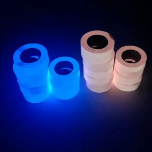 Vista detallada de rollos de cinta adhesiva luminiscente con un fuerte brillo azulado.