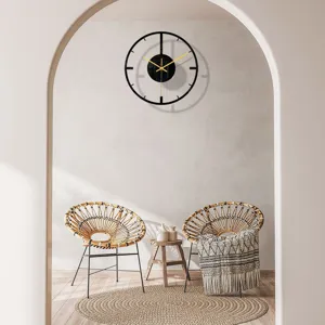 Horloge murale moderne en acrylique noir avec aiguilles dorées, design rond minimaliste.