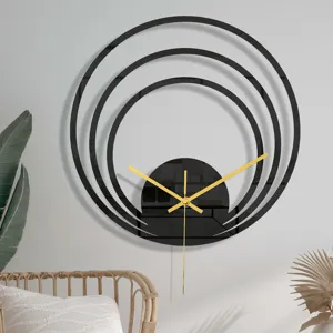 Horloge murale moderne en acrylique noir avec aiguilles dorées et design géométrique élégant.