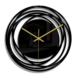 Gros plan sur les détails de l'horloge murale en acrylique noir et blanc avec aiguilles.