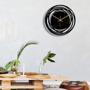 Détail horloge murale acrylique noire, design géométrique moderne, décoration d'intérieur chic.