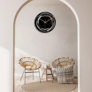 Vue détaillée d'une horloge murale ronde en acrylique 3D noire avec des aiguilles dorées style épuré.