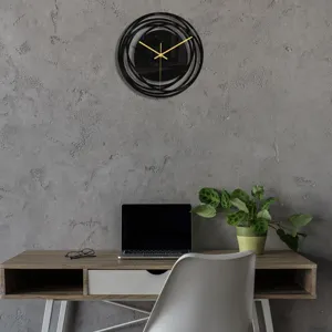 Pendule murale ronde en acrylique noir minimaliste avec aiguilles dorées, décor abstrait maison.