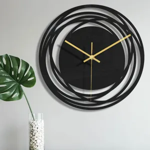 Moderne pendule murale en acrylique noir avec aiguilles dorées, déco ronde pour salon.
