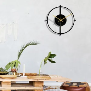 Vue détaillée d'une horloge murale noire minimaliste, design en acrylique moderne pour salon.