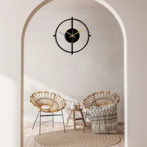 Vue détaillée de l'horloge murale ronde en acrylique noir minimaliste moderne en intérieur.
