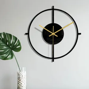 Détail d'horloge murale minimaliste en acrylique noir avec des aiguilles dorées modernes.