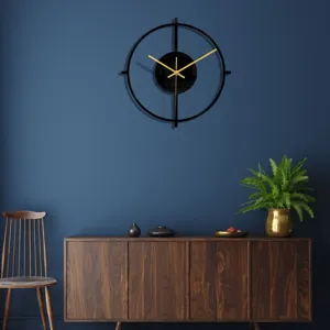 Vue de détail horloge murale noir et or moderne minimaliste, décoration intérieure élégante.