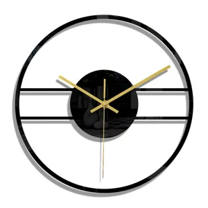 Détail d'une horloge murale moderne et minimaliste en acrylique noir avec des aiguilles dorées.
