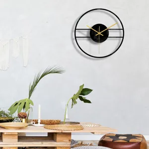Détail de scène d'horloge murale moderne noire en acrylique minimaliste avec aiguilles dorées.