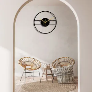 Horloge murale moderne en acrylique noir pour la deco, belle vue detaillee de la piece.