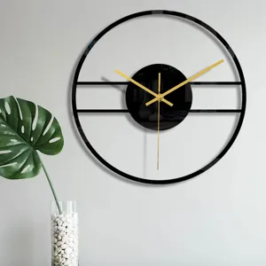 Horloge murale ronde et moderne en acrylique noir minimaliste avec de belles aiguilles dorées.