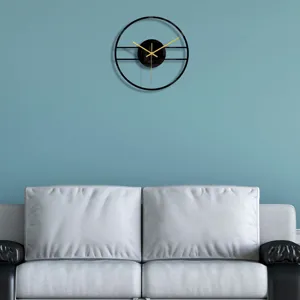 Horloge murale moderne et minimaliste en acrylique noir avec des aiguilles dorées pour salon.