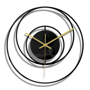 Détail d'horloge murale géométrique en acrylique noir minimaliste moderne, aiguilles dorées.