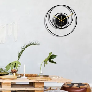 Détail de scène d'horloge murale 3D en acrylique noir minimaliste moderne avec aiguilles dorées.