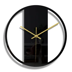 Horloge murale ronde minimaliste moderne avec cadre noir et aiguilles dorées, décor acrylique.