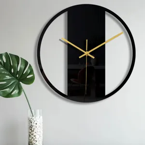 Horloge murale moderne et minimaliste en acrylique noir avec des aiguilles dores pour decoration.