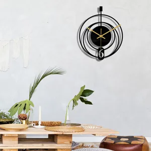 Moderne horloge murale en acrylique noir avec aiguilles dorées, design géométrique abstrait.