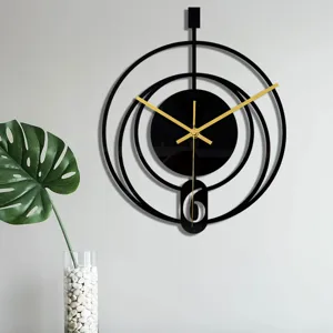 Horloge murale moderne en acrylique noir avec aiguilles dorées, design géométrique pour décoration.