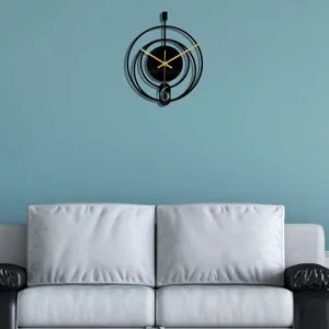Vue de détail d'horloge murale géométrique en acrylique noir minimaliste pour la maison