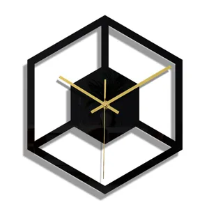 Gros plan détaillé montrant l'horloge murale acrylique hexagonale géométrique élégante.