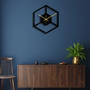 Horloge murale géométrique en acrylique noir minimaliste moderne avec aiguilles dorées.