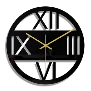 Vue détaillée de l'horloge murale moderne en acrylique noir avec élégantes aiguilles dorées.