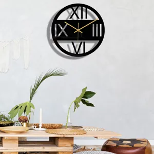 Moderne horloge murale ronde en acrylique noir avec chiffres romains pour décoration intérieure chic.