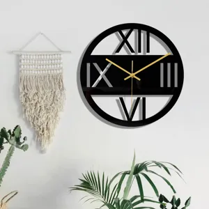 Horloge murale moderne en acrylique noir avec aiguilles dorées, design minimaliste chic.