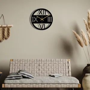 Horloge murale moderne en acrylique noir avec chiffres romains, détail de déco.